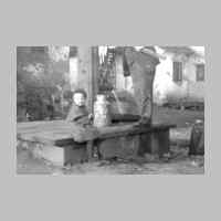 022-0435 Inge Wadehn an der Pumpe im elterlichen Hof in Goldbach.jpg